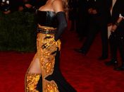 Após rumores de gravidez, Beyoncé chega com look arrasador ao MET