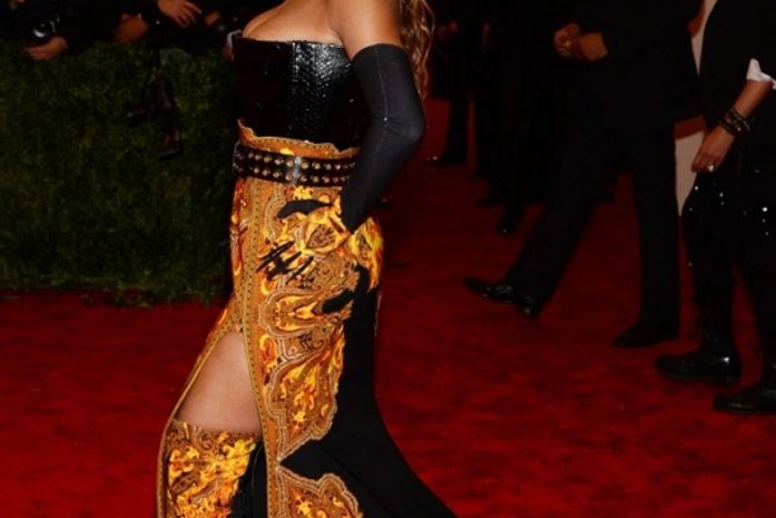 Após rumores de gravidez, Beyoncé chega com look arrasador ao MET