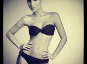 Ex-BBB Flávia Viana posa magra e poderosa