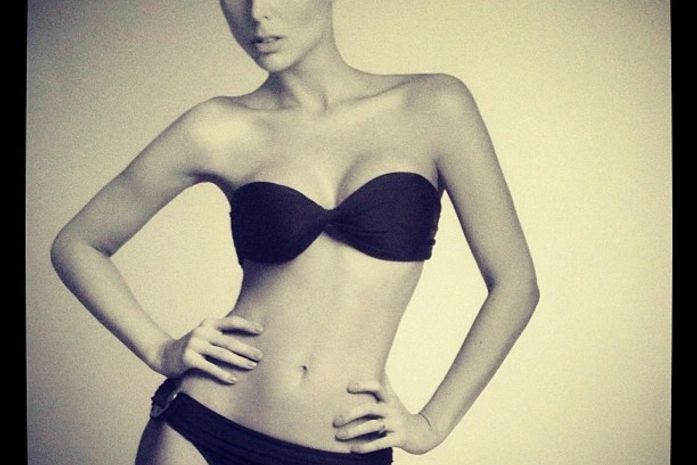 Ex-BBB Flávia Viana posa magra e poderosa