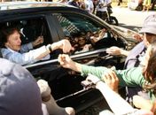 Paul McCartney cumprimenta fãs na saída de hotel 