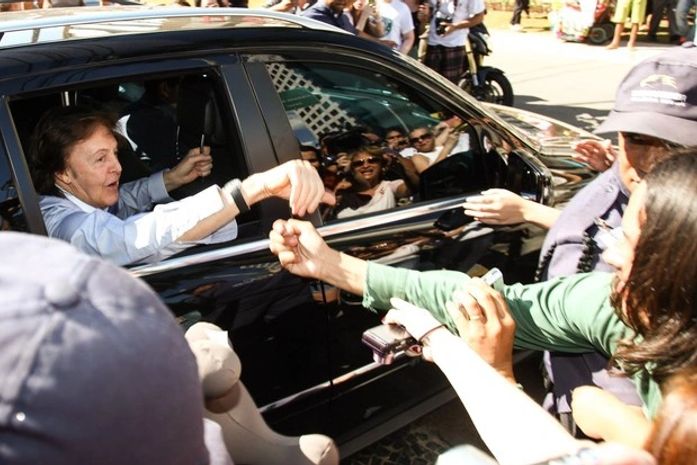 Paul McCartney cumprimenta fãs na saída de hotel