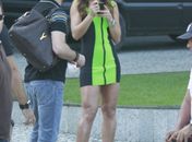 Sabrina Sato chama atenção com look justo e decotado 