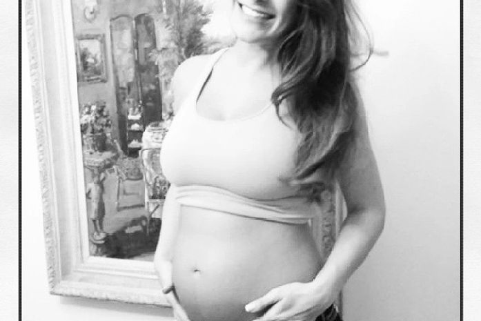 Natália Guimarães mostra o barrigão de grávida