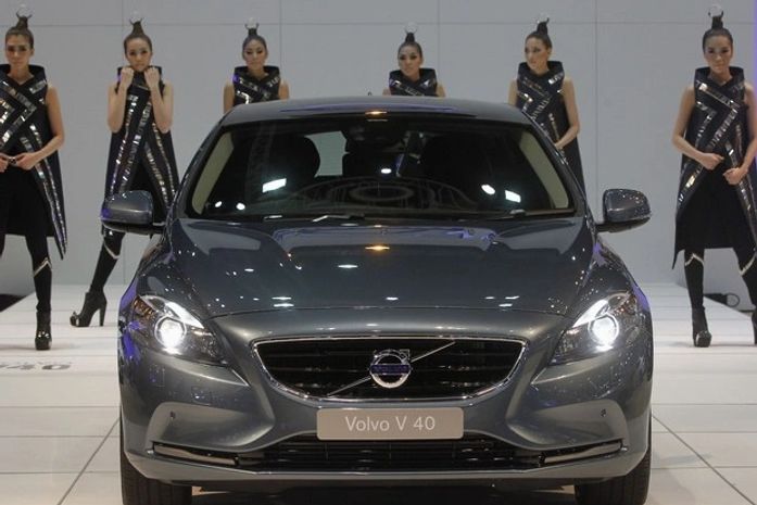 Volvo V40 tem motor 2.0 turbo e transmissão automática de seis marchas