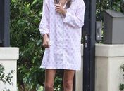 Alessandra Ambrósio chama a atenção por suas pernas finas em foto de pijama