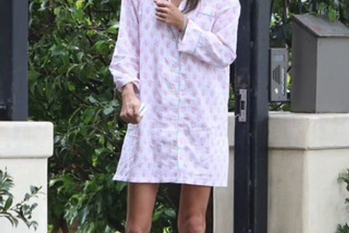 Alessandra Ambrósio chama a atenção por suas pernas finas em foto de pijama