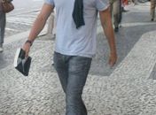 Cauã Reymond é flagrado com livro erótico  que virou febre entre as mulheres; veja