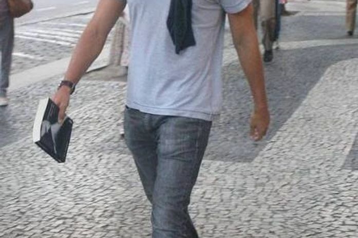 Cauã Reymond é flagrado com livro erótico  que virou febre entre as mulheres; veja