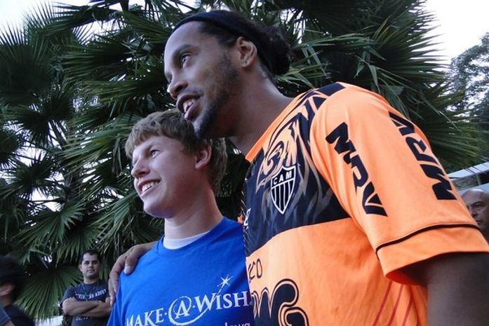 Com doença incurável, americano de 17 anos realiza sonho de conhecer R10