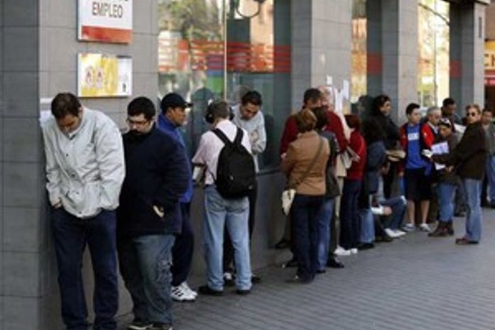 jovens espanhóis encaram filas para entrar em uma agência de trabalho