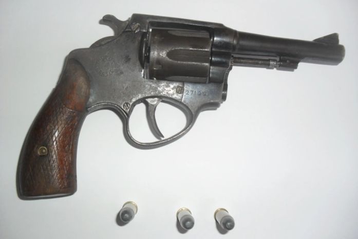 Arma apreendida com um dos menores