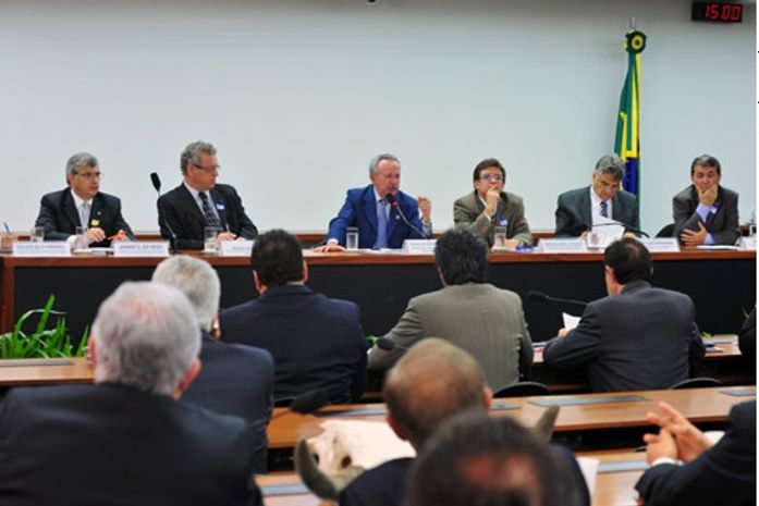 Senador Benedito de Lira presidindo