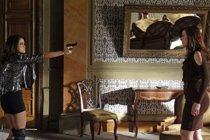 Caiu! Morena aponta arma para Lívia e vilã confessa crimes