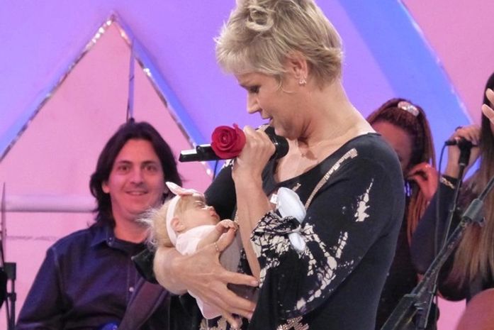 Vontade de ter outro filho? 'Sonhei que ganhei um bebê do Junno', diz Xuxa