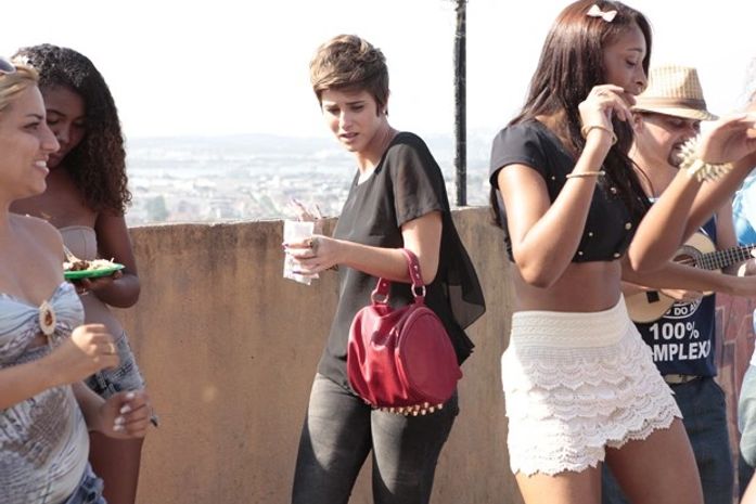 Sumiu! O churrasco está bombando na laje, mas cadê a Aisha?