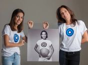 Dezoito anos depois, Carolina Ferraz posa com a filha, Valentina, para campanha