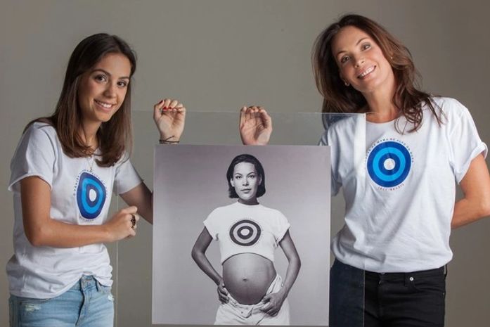 Dezoito anos depois, Carolina Ferraz posa com a filha, Valentina, para campanha
