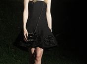 Dakota Fanning assiste a desfile da Chanel e tieta Karl Lagerfeld