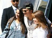 Luan Santana é cercado por fãs ao desembarcar em aeroporto no Rio