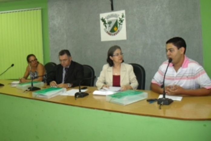 Netinho (camisa listrada) falando aos vereadores de Arapiraca