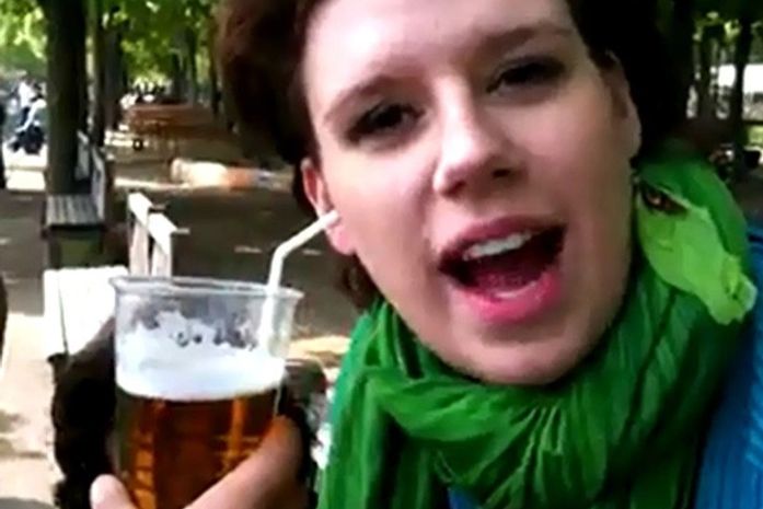Vídeo de mulher 'bebendo' cerveja pelo ouvido divide usuários na web