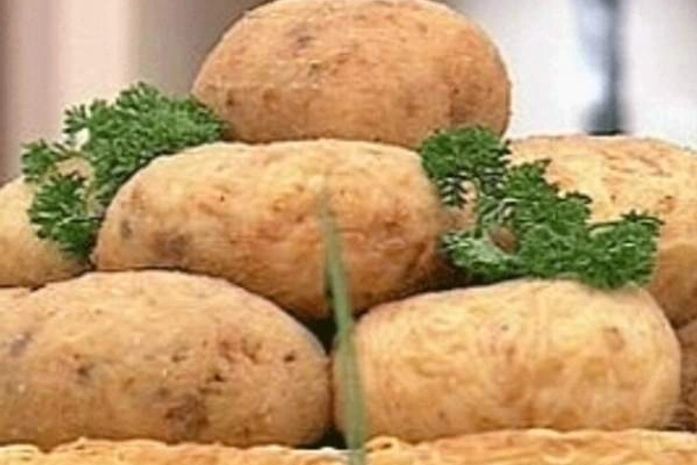 Salgadinho leva bacon, calabresa e parmesão; experimente a receita