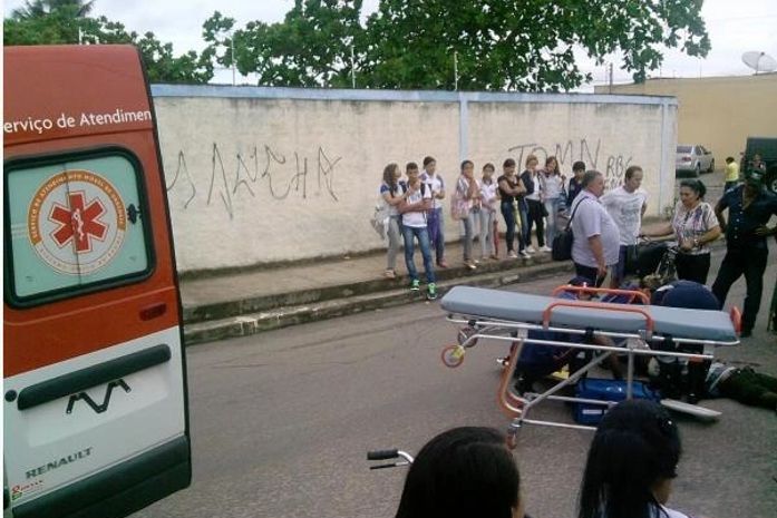 Carro de som atropela jovem em frente à escola Premem, motorista foge