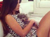 Sthefany Brito posa de shortinho com o cão e se parabeniza: 'Mãe é quem cria'