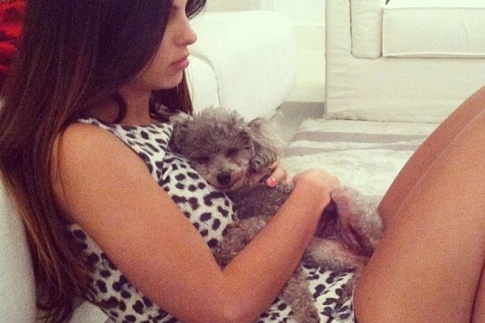 Sthefany Brito posa de shortinho com o cão e se parabeniza: 'Mãe é quem cria'