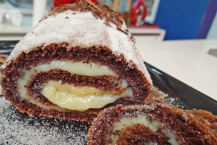 Rocambole delicioso e prático tem cacau e leite condensado; aprenda