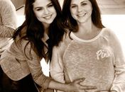Irmãozinho a vista! Selena Gomez faz homenagem e posa com a mãe grávida