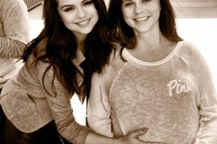 Irmãozinho a vista! Selena Gomez faz homenagem e posa com a mãe grávida