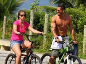Ex-BBB Yuri pedala na orla com a namorada