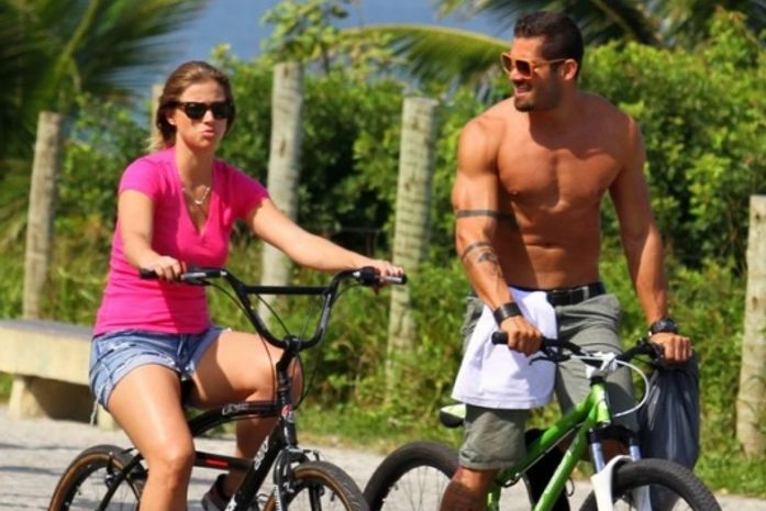Ex-BBB Yuri pedala na orla com a namorada