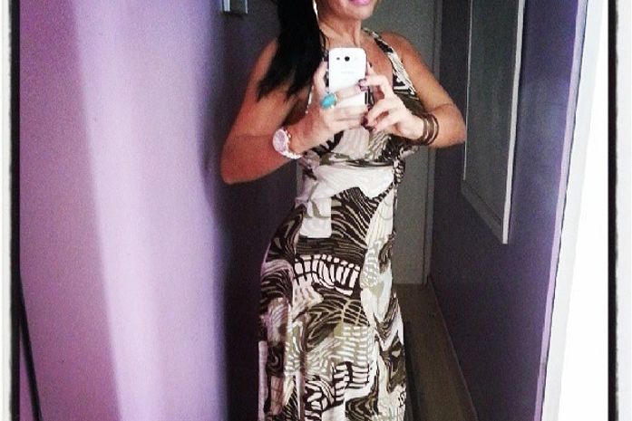 Comportada, Solange Gomes posa de vestidão