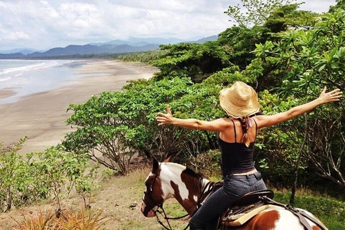 Gisele Bündchen posta foto em cavalo