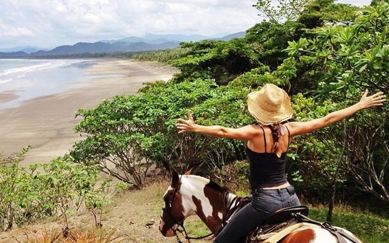 Gisele Bündchen posta foto cavalgando na praia: 'Bom dia' Gisele Bündchen posta foto cavalgando na praia: 'Bom dia'