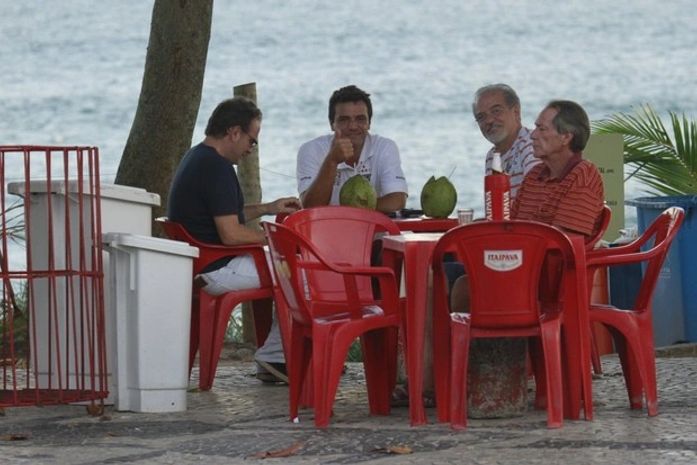 Rodrigo Lombardi toma água de coco em praia