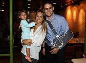 Pedro Leonardo comemora alta médica após acidente. Na foto, ao lado da família.