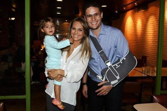 Pedro Leonardo comemora alta médica após acidente. Na foto, ao lado da família.