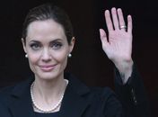 Com receio de câncer, Angelina Jolie faz cirurgia para retirar os seios