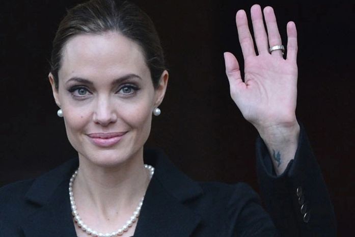 Com receio de câncer, Angelina Jolie faz cirurgia para retirar os seios