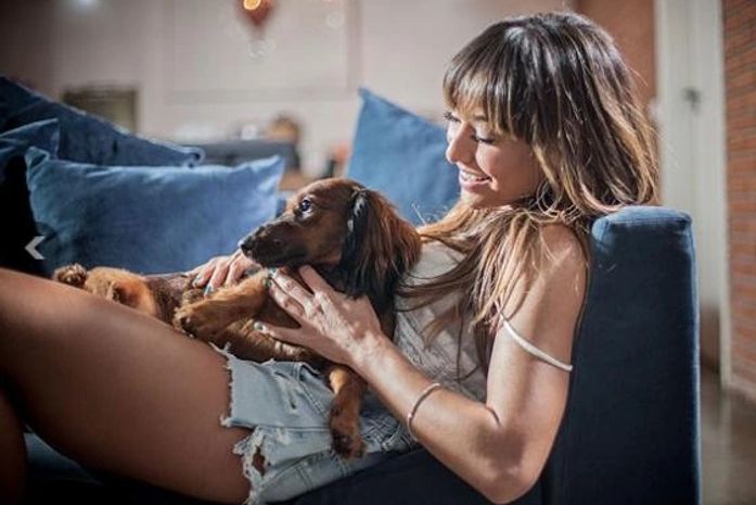 Sato posa de shortinho em casa com novo cão: 'Virei defensora da adoção'