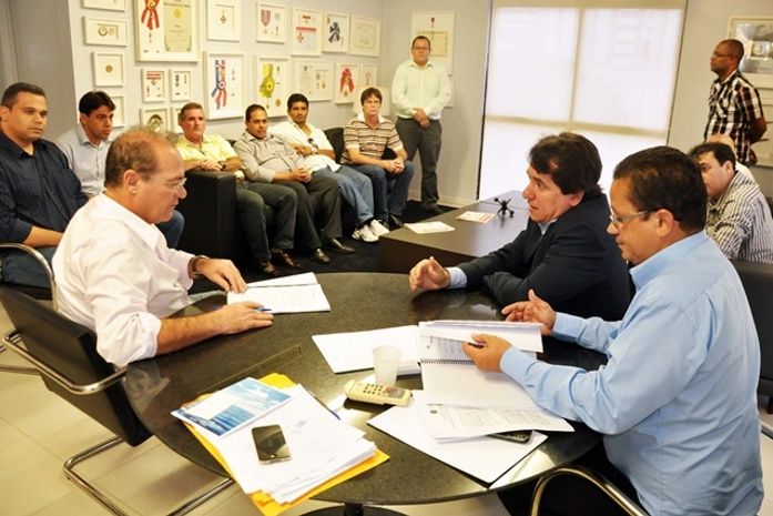 Renan recebe em Maceió representantes dos contabilistas