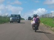 Casal de motociclistas transporta recém nascido em movimentada rodovia do Agreste