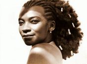 Zezé Motta apresenta o show Negra Melodia no Teatro Deodoro em Maceió