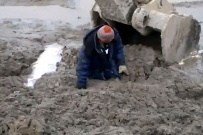 Escavadeira é usada para resgatar homem entalado na lama na Rússia