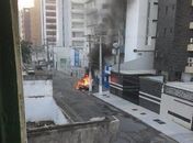 Morador flagra chamas em veículo na Pajuçara