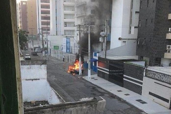 Morador flagra chamas em veículo na Pajuçara